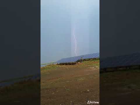 GÜNEŞ SANTRALİ YAKININA DÜŞEN YILDIRIM KAMERALARA TAKILDI