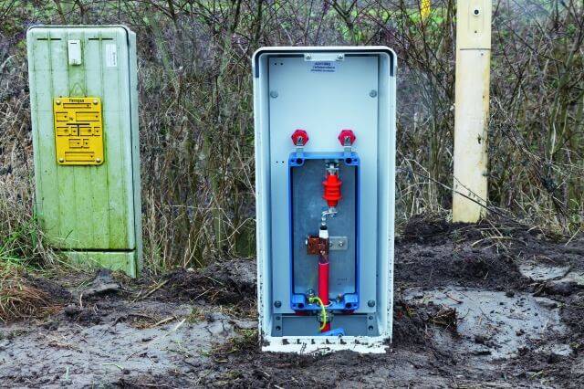Spark gap surge protectors must definitely be used in pipelines.