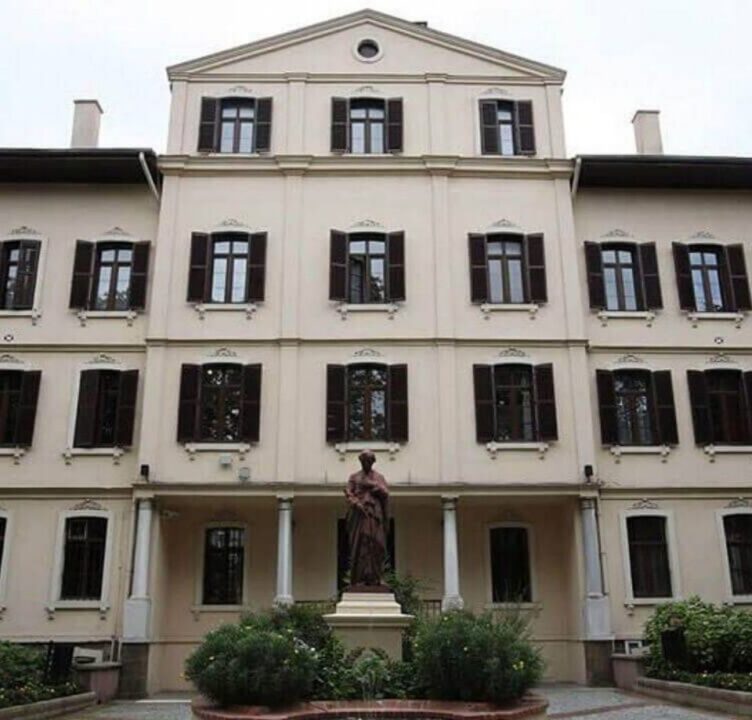fransız lisesi yilkomer
